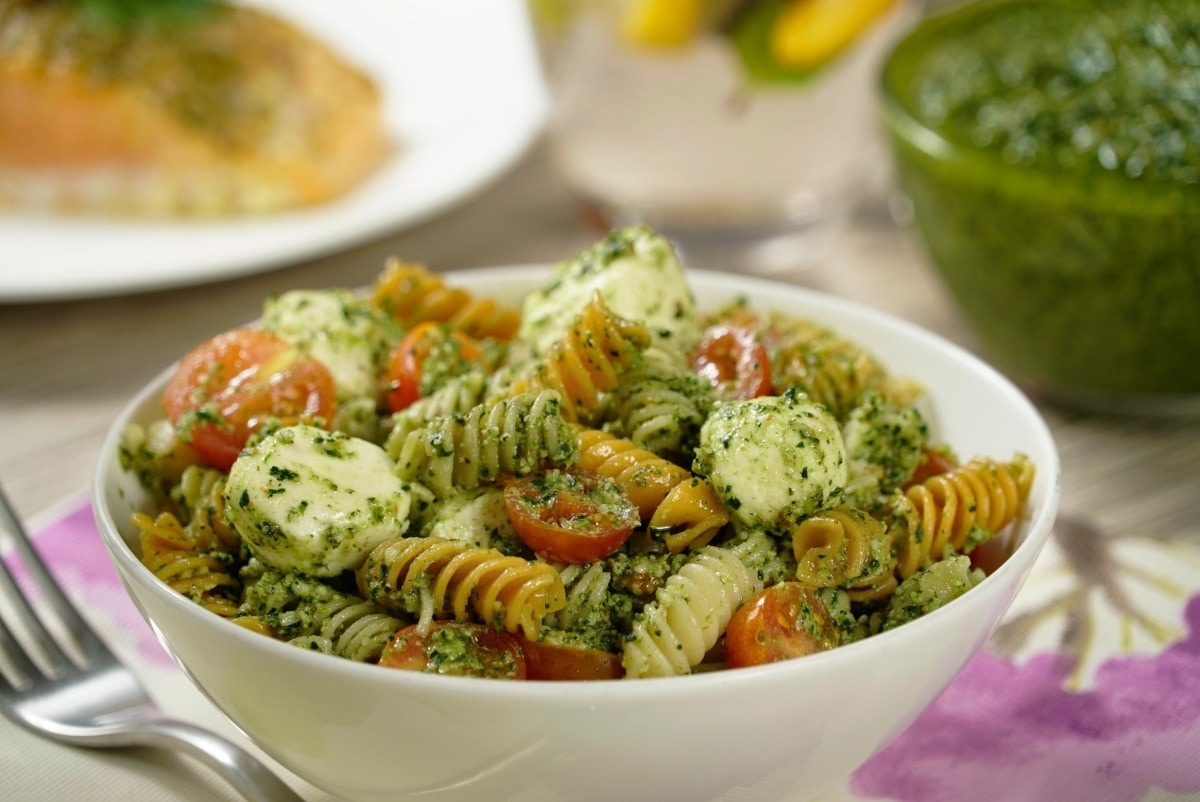 Ensalada de pasta con pesto estilo caprese | 2023